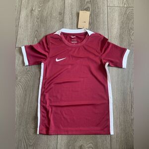 Nike unisex football/soccer jersey perfect to use in any match or practice